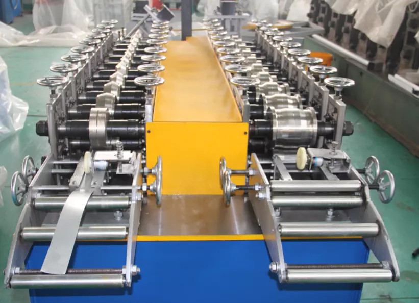 Double Out Light Gauge Roll Forming Machine V Angle Bar Steel And Omega